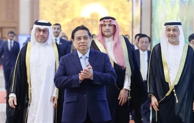 Prime Minister Pham Minh Chinh meets with the ambassadors of Saudi Arabia, UAE and Qatar. (Photo: VNA) 4dfa2feb-65ed-4681-8326-262b36c85226.jpg