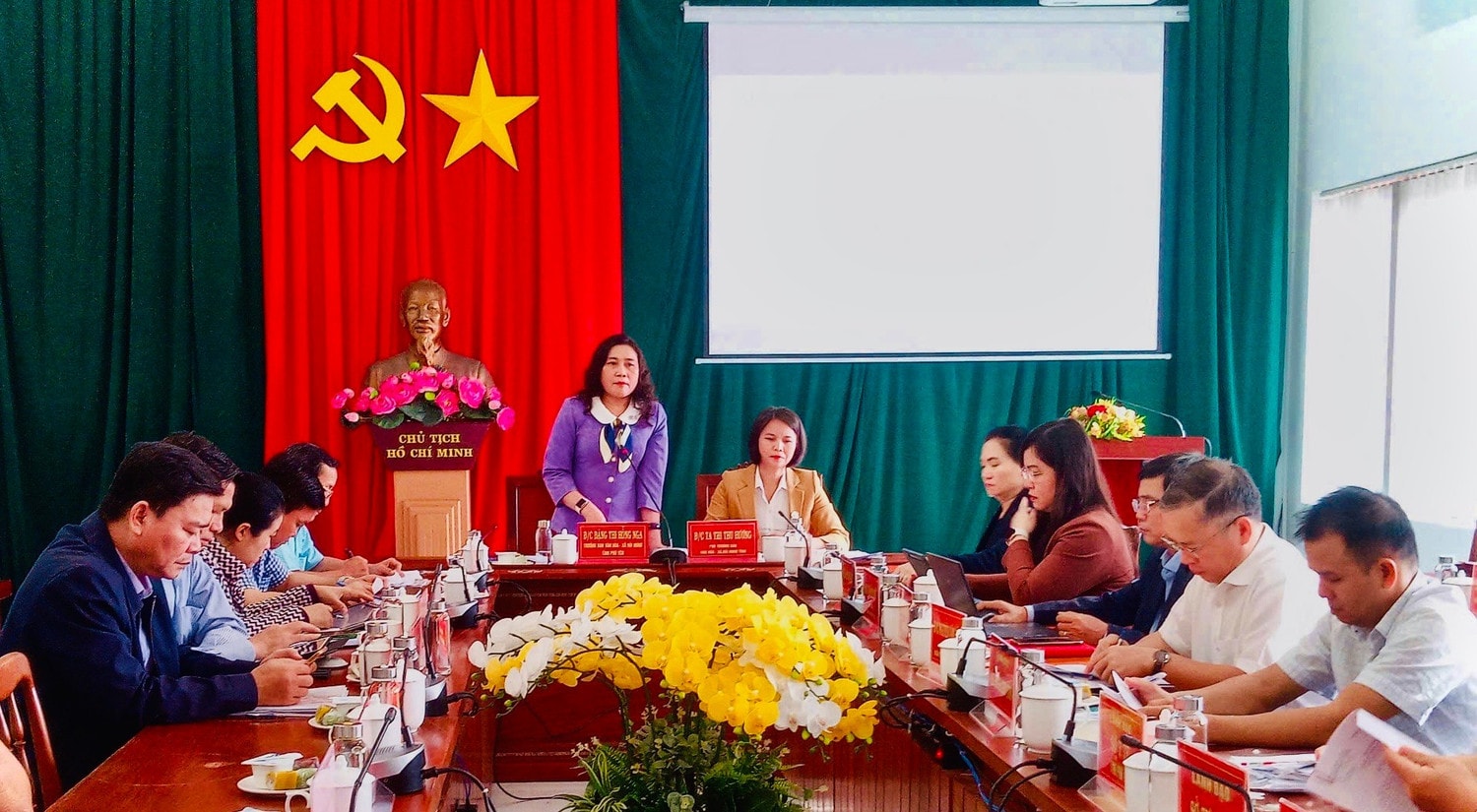Ban Văn hóa - Xã hội HĐND tỉnh họp thẩm tra các báo cáo, hồ sơ dự thảo nghị quyết thuộc thẩm quyền của ban do UBND tỉnh trình tại kỳ họp. Ảnh: P. NHÃ