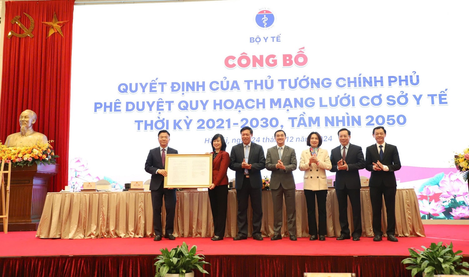 Phó Thủ tướng Chính phủ Lê Thành Long trao quyết định của Thủ tướng Chính phủ phê duyệt quy hoạch mạng lưới y tế cơ sở thời kỳ 2021 - 2030, tầm nhìn 2050
