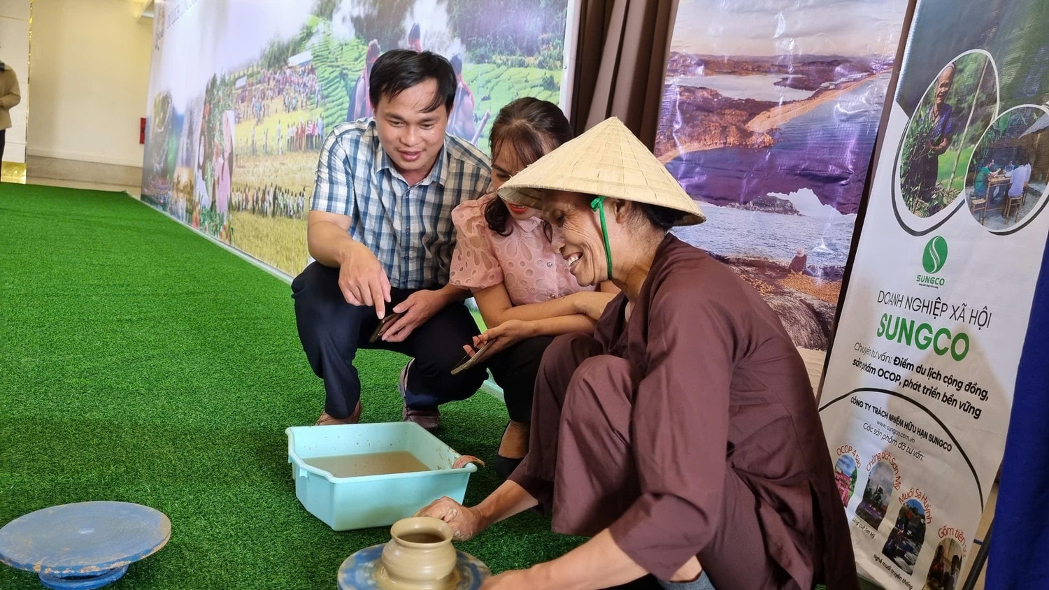 Du khách thích thú với các sản phẩm du lịch truyền thống