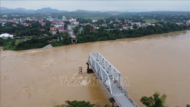 Cầu Phong Châu (Phú Thọ) bị sập, sáng 9.9. Ảnh: Tạ Toàn/TTXVN