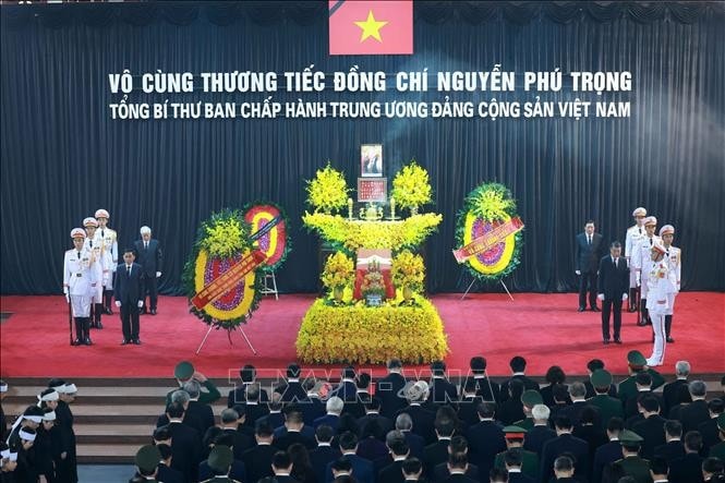 Đoàn Ban Chấp hành Trung ương Đảng Cộng sản Việt Nam kính viếng Tổng Bí thư Nguyễn Phú Trọng. Ảnh: TTXVN
