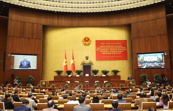 Tổng Bí thư Tô Lâm phát biểu chỉ đạo Hội nghị toàn quốc quán triệt, triển khai tổng kết việc thực hiện Nghị quyết số 18-NQ/TW của Ban Chấp hành Trung ương Đảng khóa XII; báo cáo tình hình kinh tế - xã hội năm 2024, giải pháp tăng tốc phát triển kinh tế - xã hội năm 2025 và tháo gỡ những điểm nghẽn, nút thắt về thể chế. Ảnh: Thống Nhất/TTXVN