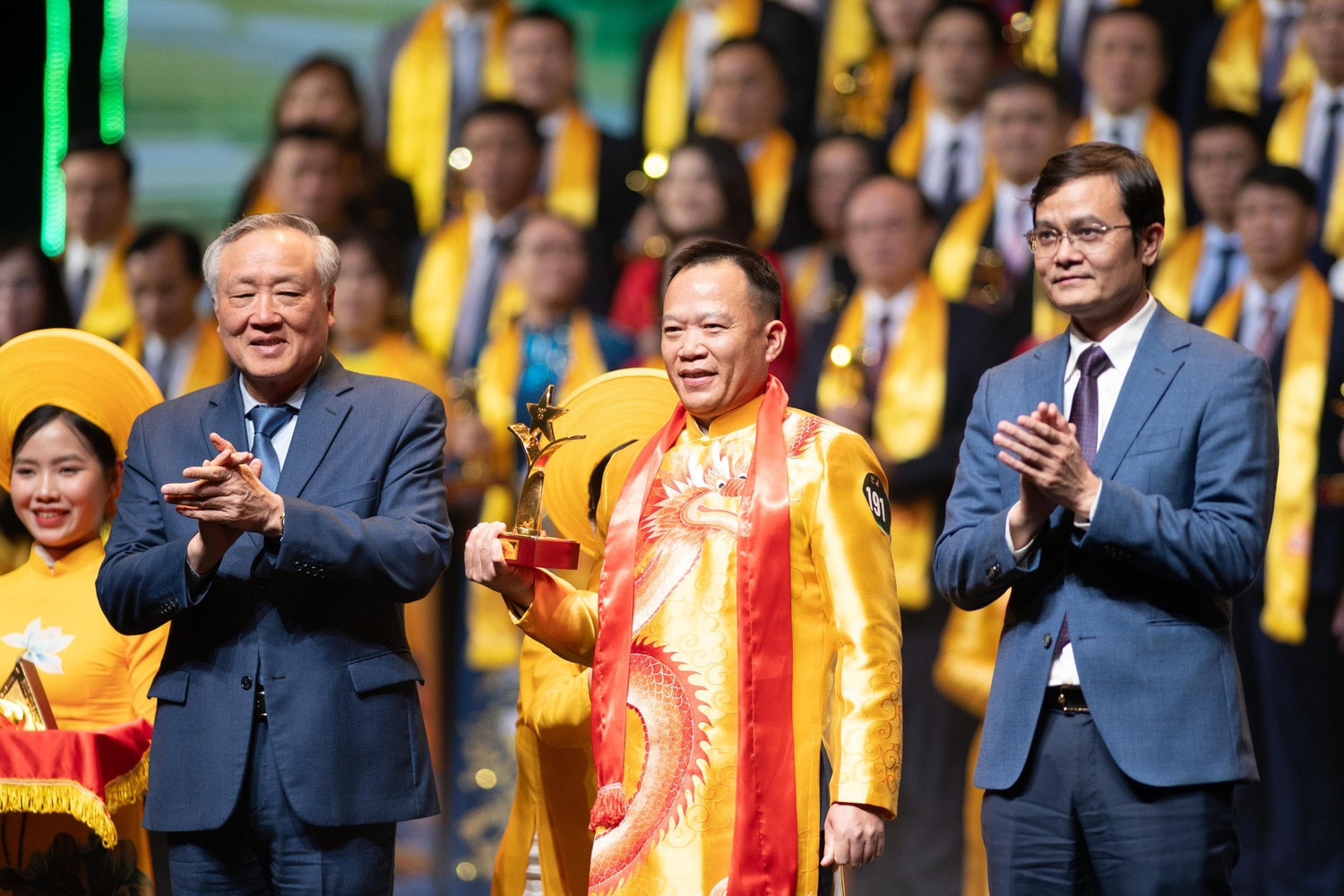 ong-dinh-duc-thang-chu-tich-hdqt-kiem-tong-giam-doc-dieu-hanh-ctcp-stavian-hoa-chat-nhan-giai-top-10-sao-vang-dat-viet-2024-3.jpg