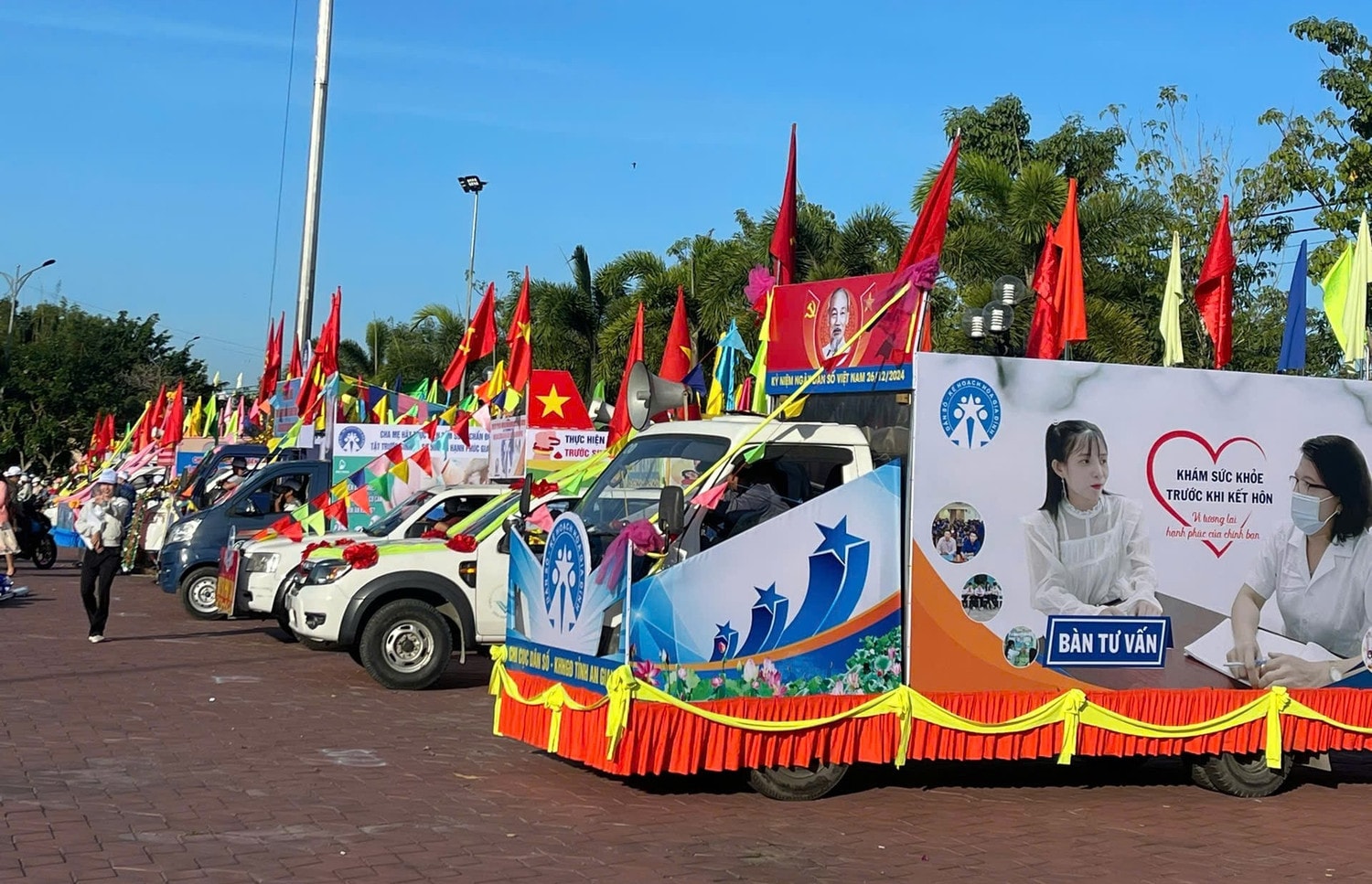 An Giang tuyên truyền lưu động nhân kỷ niệm ngày Dân số Việt Nam 26.12. Ảnh: ĐQ