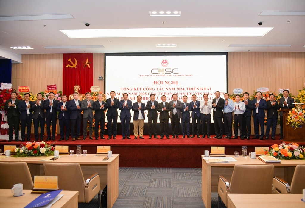 Phó Thủ tướng Hồ Đức Phớc với các đại biểu tại Hội nghị tổng kết công tác năm 2024, triển khai nhiệm vụ năm 2025 của Ủy ban Quản lý vốn nhà nước tại doanh nghiệp và 19 tập đoàn, tổng công ty ngày 6.12.2024