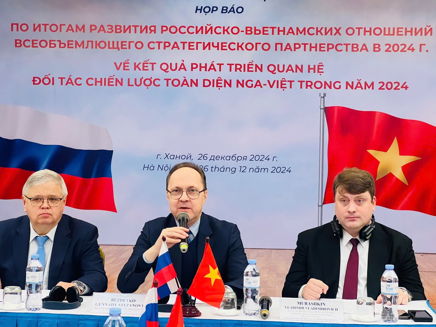 Đại sứ Liên bang Nga tại Việt Nam G.S. Bezdetko chủ trì họp báo. (Ảnh: Minh Vân)