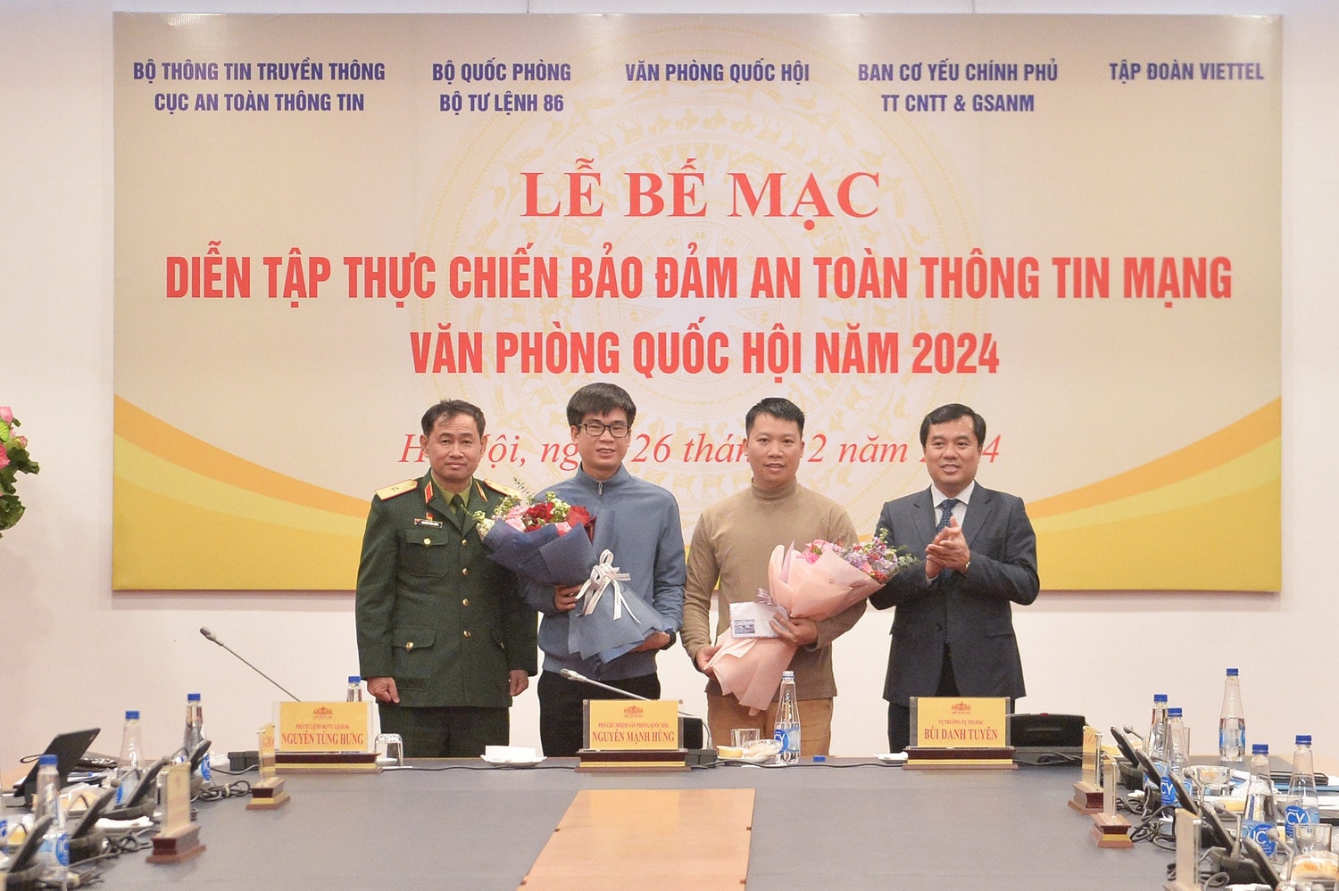 Phó Chủ nhiệm VPQH Nguyễn Mạnh Hùng và Phó Tư lệnh Bộ Tư lệnh 86 Nguyễn Tùng Hưng trao hoa cho Đội tấn công và Đội phòng thủ tại chương trình diễn tập
