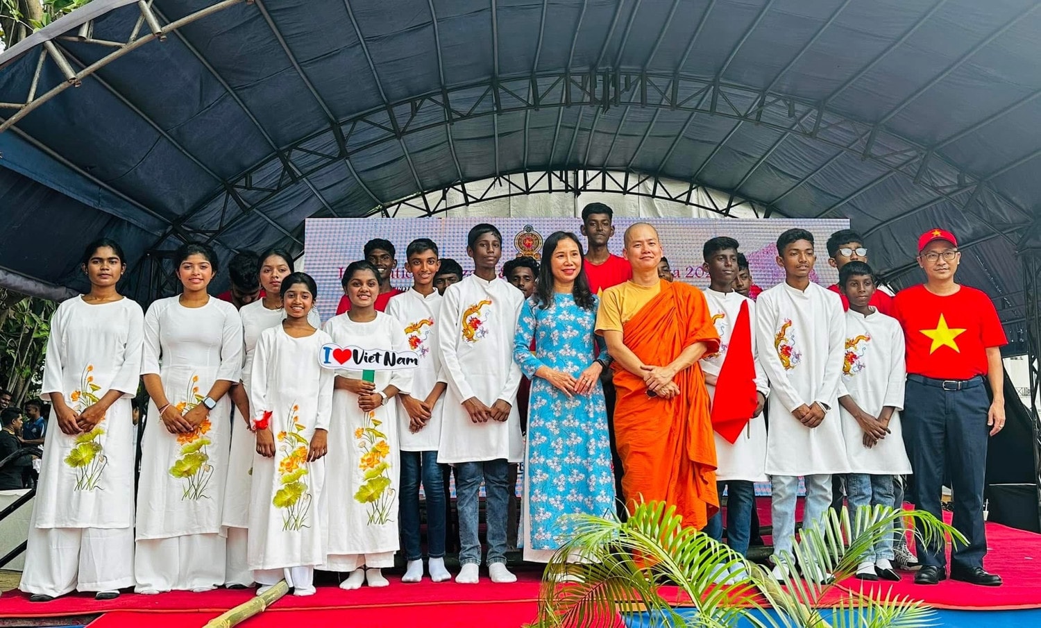 Đại sứ Việt Nam tại Sri Lanka kiêm nhiệm Maldives Trịnh Thị Tâm (áo dài hoa xanh), Đại đức Thích Pháp Quang cùng "gia đình Trúc Lâm" tại Lễ hội Văn hóa và Hội chợ từ thiện quốc tế 2024, do Bộ Ngoại giao, Lao động ngoài nước và Du lịch Sri Lanka tổ chức. Ảnh: Thiền viện Trúc Lâm
