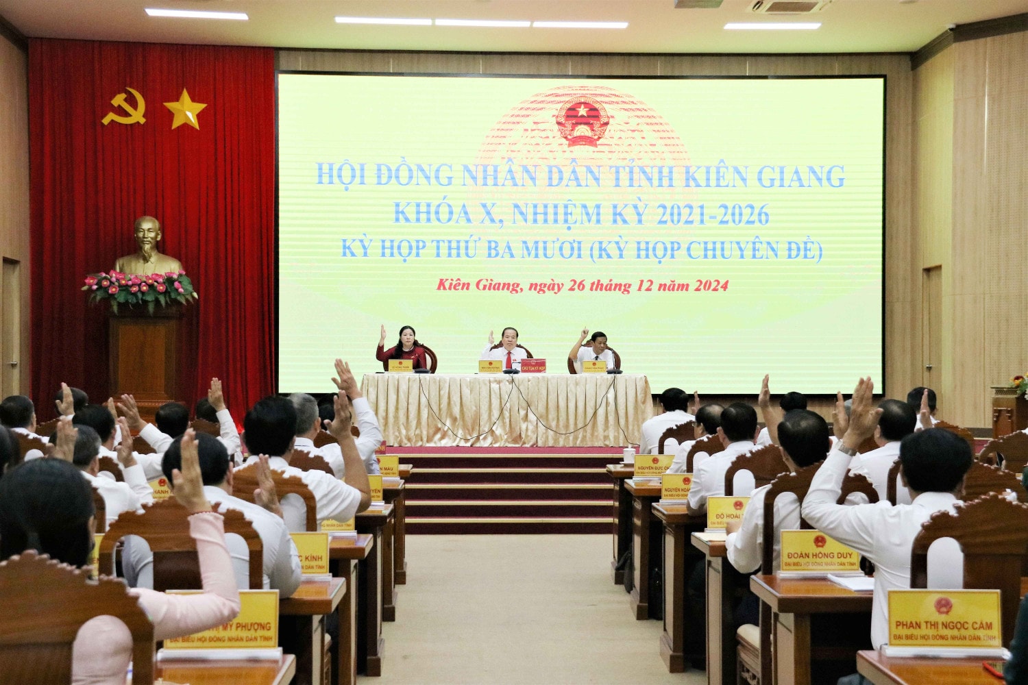 Kỳ họp thứ 30, HĐND tỉnh Kiên Giang Khóa X bế mạc sau một buổi làm việc khẩn trương, nghiêm túc
