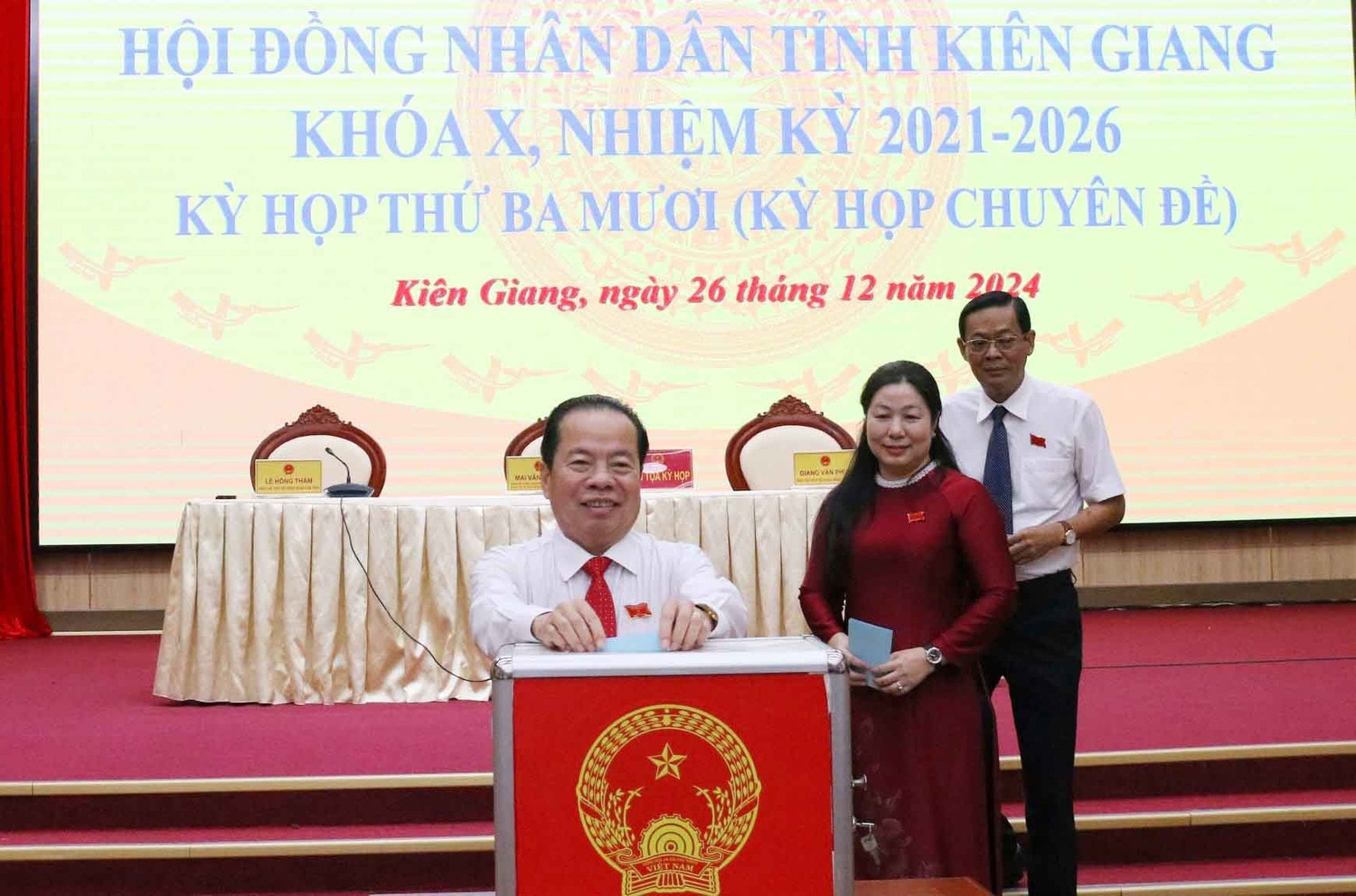 Các đại biểu bỏ phiếu bầu các chức danh chủ chốt của HĐND và UBND tỉnh nhiệm kỳ 2021 - 2026
