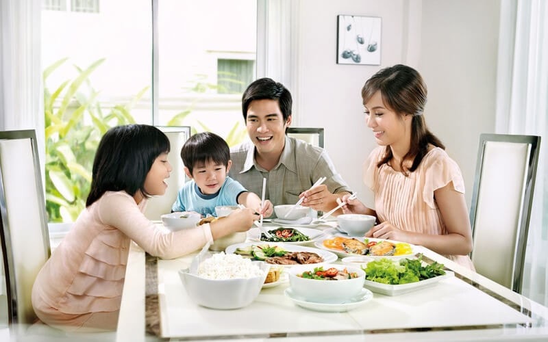 Mỗi gia đình nên thiết lập những thói quen giao tiếp định kỳ, như tổ chức bữa cơm cùng gia đình mỗi tuần