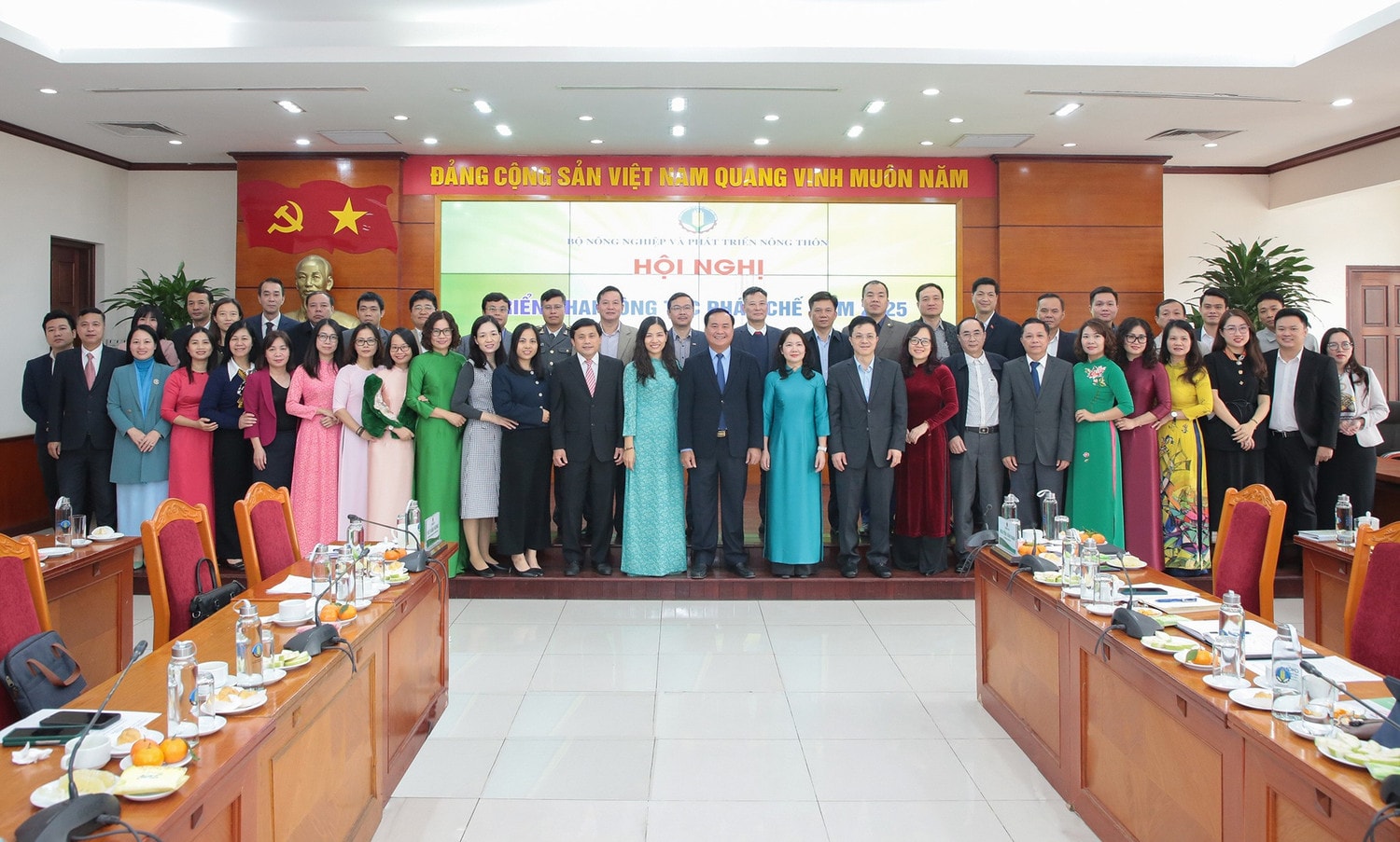 Thứ trưởng Võ Văn Hưng và các đại biểu dự hội nghị
