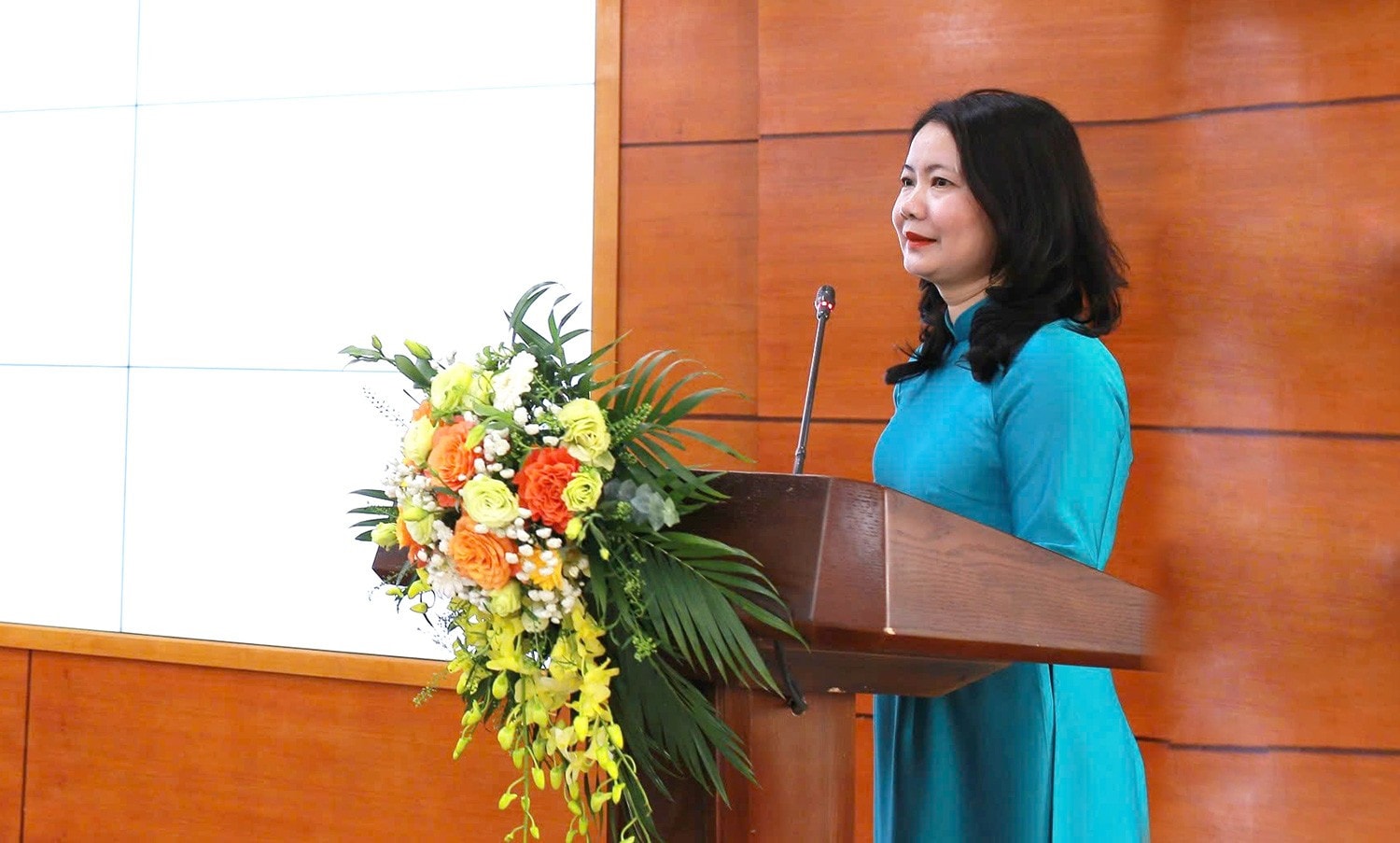 Phó Vụ trưởng Vụ Pháp chế Ngô Thị Tuyết trình bày báo cáo tổng kết công tác pháp chế năm 2024, nhiệm vụ trọng tâm năm 2025 tại hội nghị