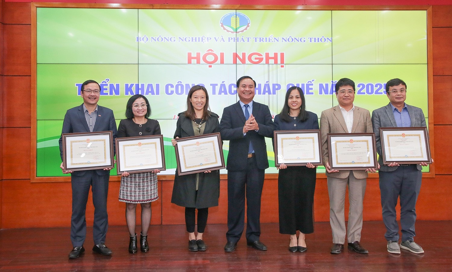 Thứ trưởng Võ Văn Hưng trao Bằng khen của Bộ Nông nghiệp và Phát triển nông thôn cho 6 tập thể có thành tích xuất sắc trong công tác Pháp chế từ năm 2022 đến năm 2024