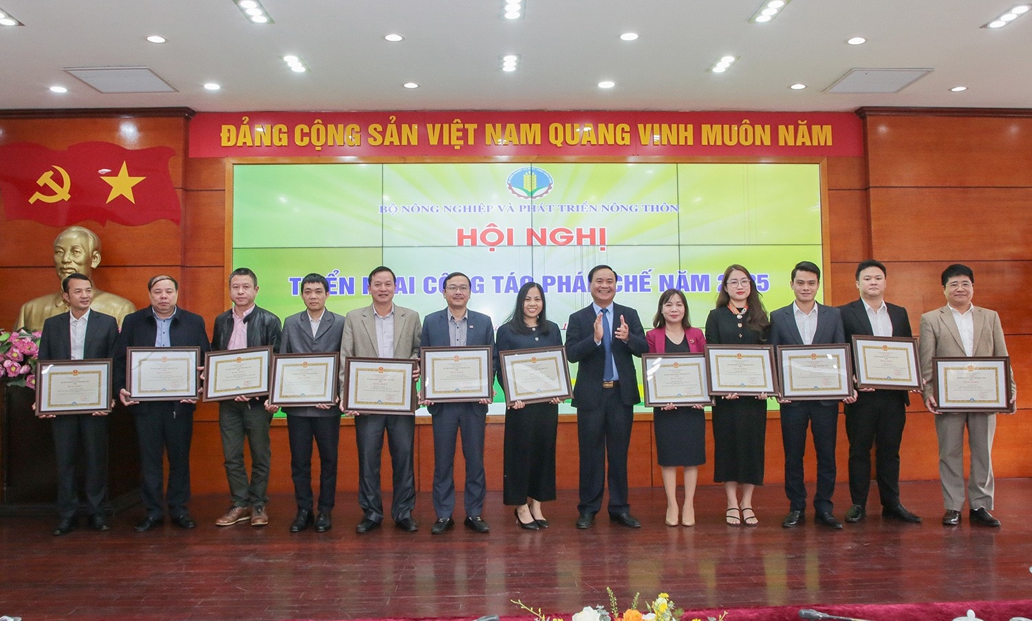 Thứ trưởng Võ Văn Hưng trao Bằng khen của Bộ trưởng Bộ Nông nghiệp và Phát triển nông thôn cho 19 cá nhân có thành tích xuất sắc trong công tác pháp chế từ năm 2022 đến năm 2024