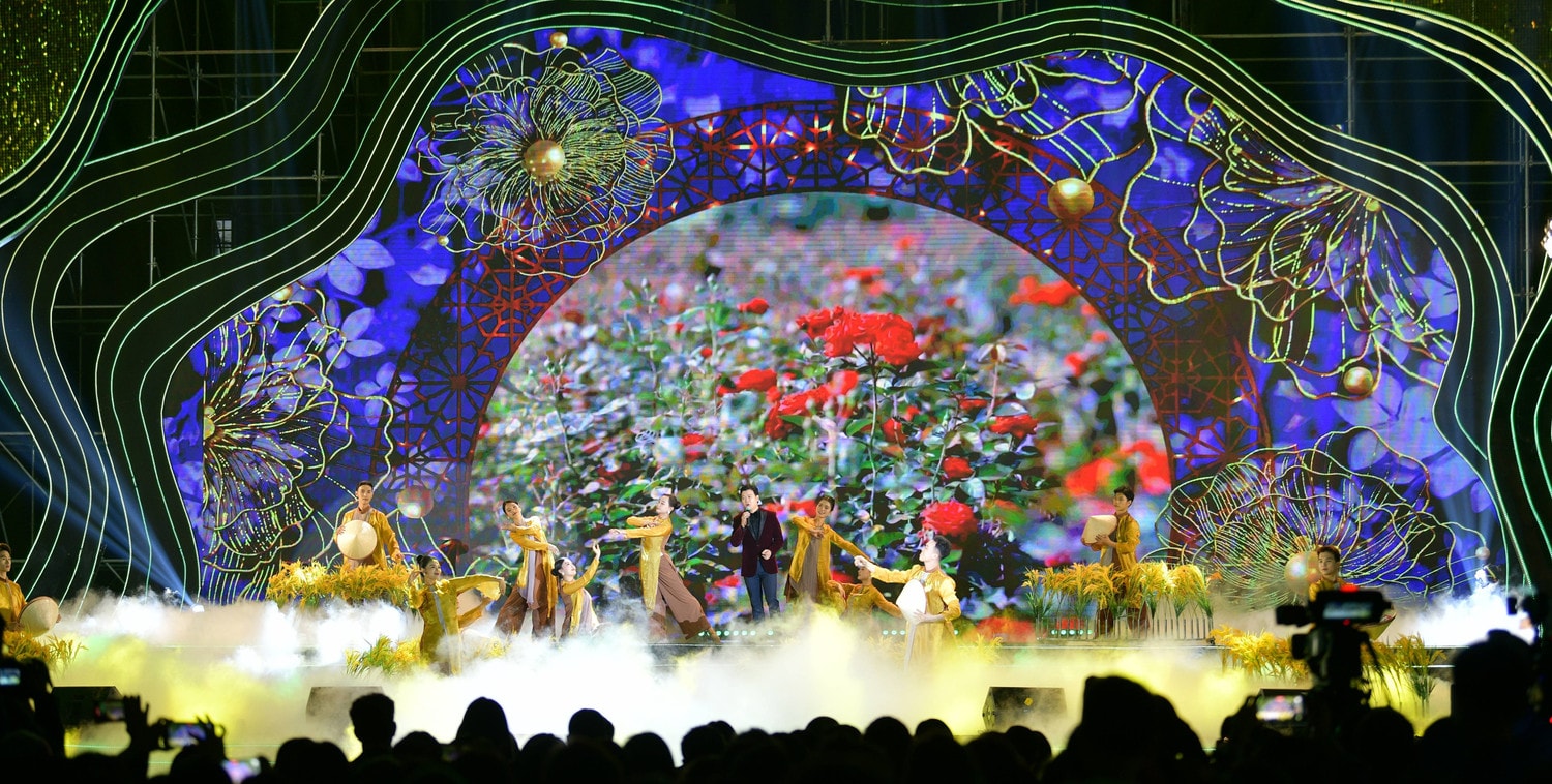 Tiết mục văn nghệ chào mừng Festival hoa Mê Linh