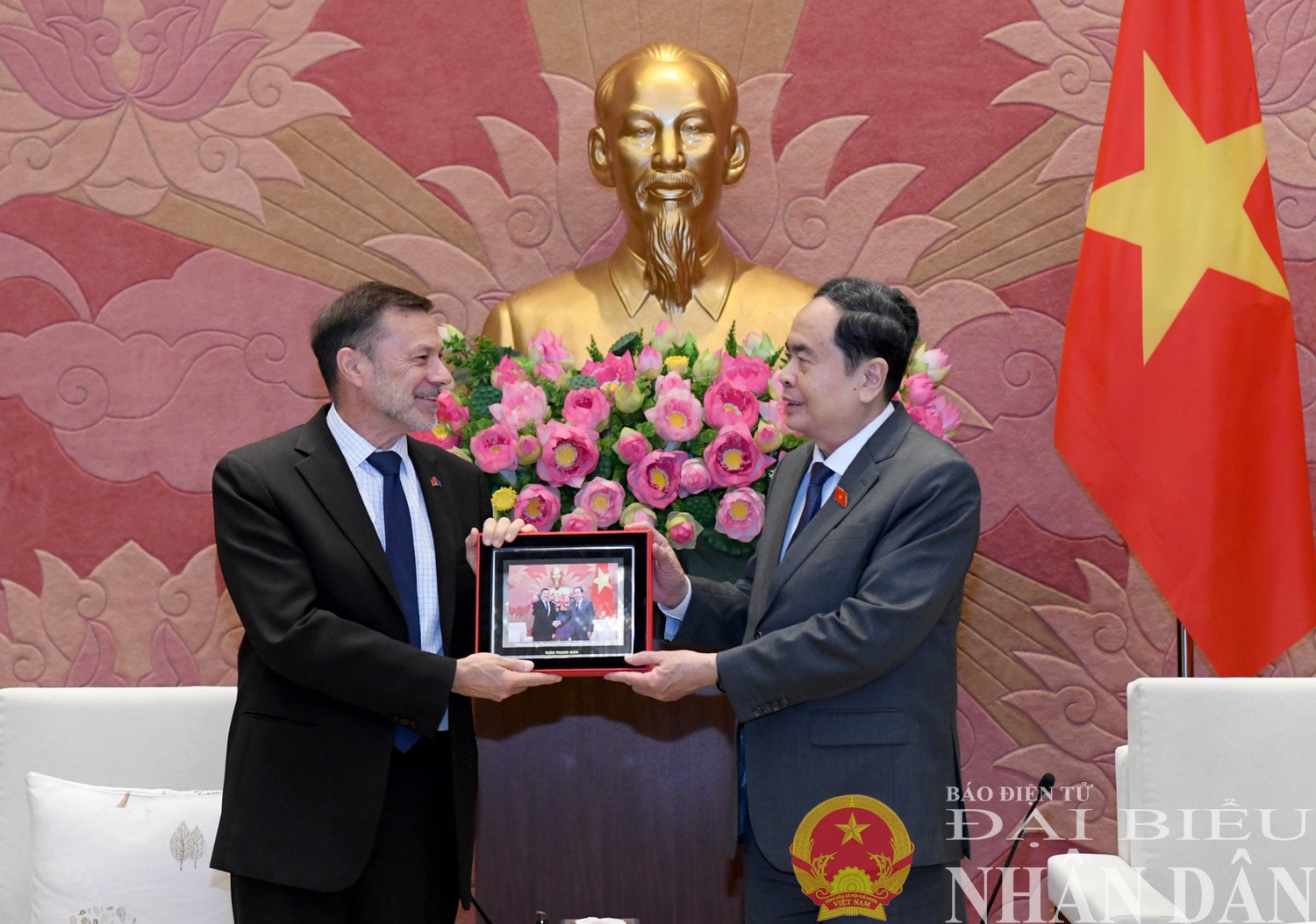 Chủ tịch Quốc hội Trần Thanh Mẫn trao quà lưu niệm tặng Đại sứ Australia Andrew Goledzinowski. Ảnh: Lâm Hiển