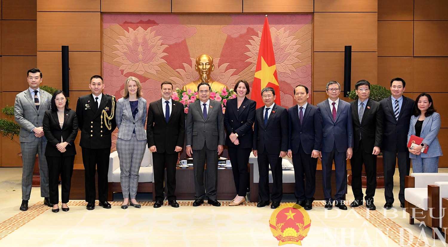 Chủ tịch Quốc hội Trần Thanh Mẫn và Đại sứ Australia Andrew Goledzinowski chụp ảnh lưu niệm với các đại biểu. Ảnh: Lâm Hiển