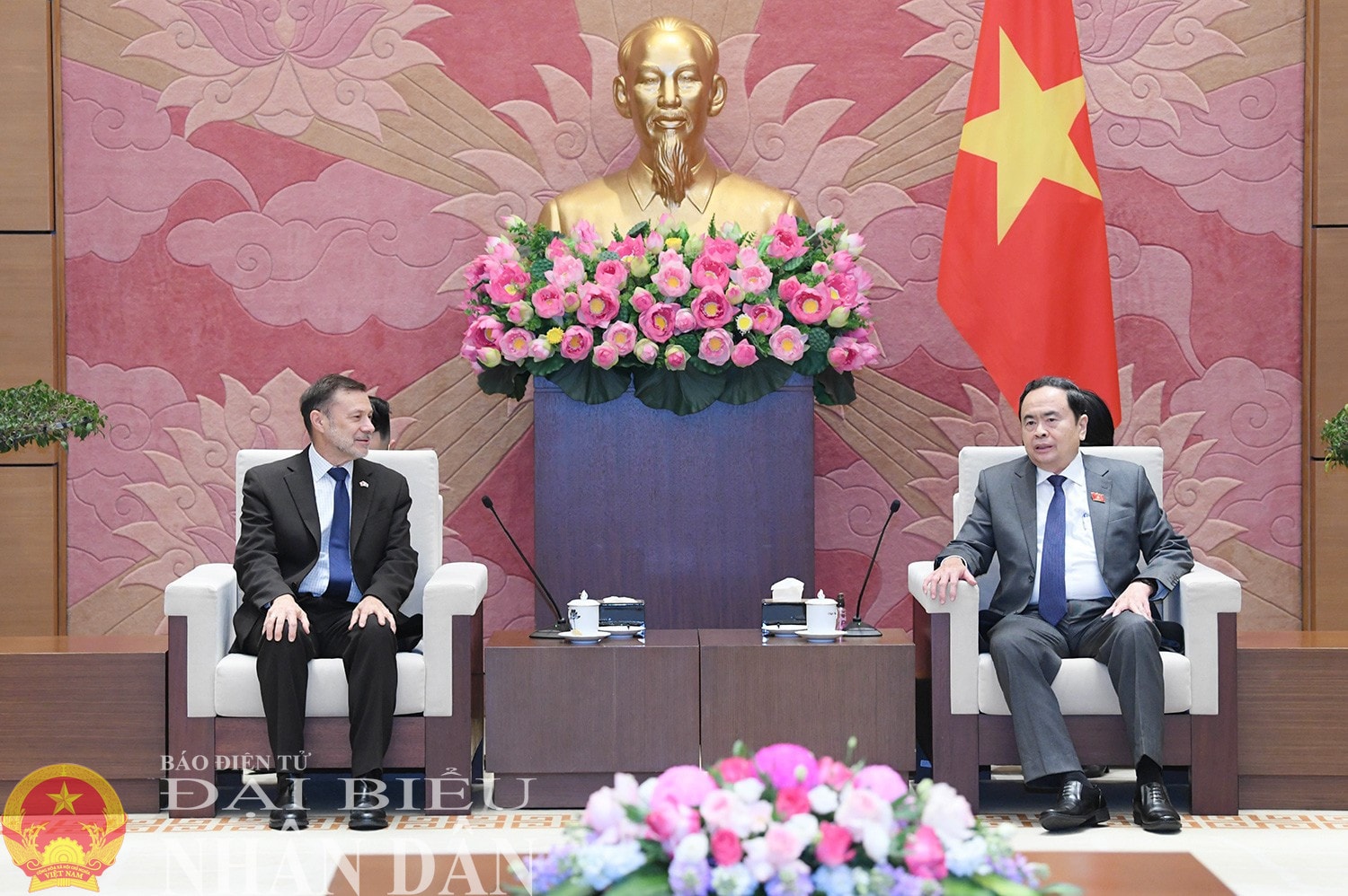 Chủ tịch Quốc hội Trần Thanh Mẫn với Đại sứ Australia Andrew Goledzinowski. Ảnh: Lâm Hiển