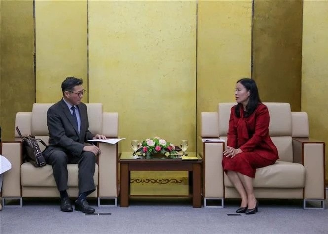 Vice Chairwoman of the Da Nang People's Committee Nguyen Thi Anh Thi (right) receives Japanese Consul General to the city Mori Takero. (Photo: VNA) vna-potal-lanh-dao-thanh-pho-da-nang-tiep-ong-mori-takero-tong-lanh-su-nhat-ban-tai-da-nang-7776794.jpg