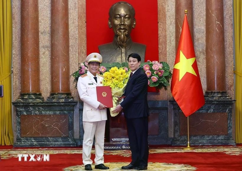 Chủ tịch nước Lương Cường trao Quyết định thăng cấp bậc hàm Thượng tướng đối với Thứ trưởng Bộ Công an Lê Quốc Hùng. Ảnh: Lâm Khánh /TTXVN