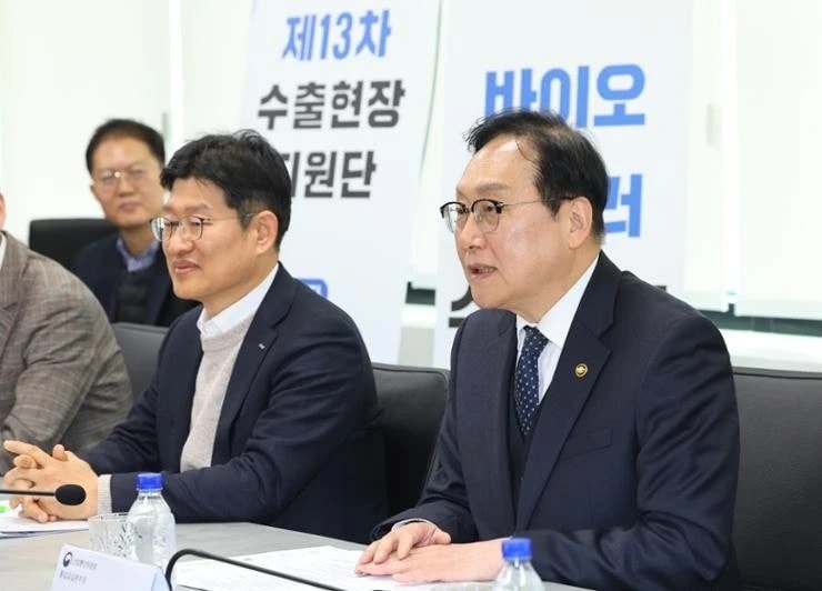 Trade Minister Cheong In-kyo, right, speaks during a meeting in Incheon on December 20. (Photo: Yonhap) rok.jpg