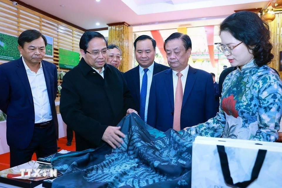 Thủ tướng Phạm Minh Chính tham quan trưng bày sản phẩm thủ công mỹ nghệ. Ảnh: Dương Giang/TTXVN