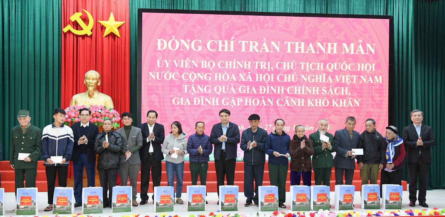 Chủ nhiệm Ủy ban Văn hóa, Giáo dục Nguyễn Đắc Vinh; Chủ nhiệm Ủy ban Khoa học, Công nghệ và Môi trường Lê Quang Huy; Chủ nhiệm Ủy ban Tài chính - Ngân sách Lê Quang Mạnh; Chủ tịch UBND tỉnh Hà Tĩnh Võ Trọng Hải tặng quà các gia đình chính sách, người có công với cách mạng. Ảnh: Lâm Hiển