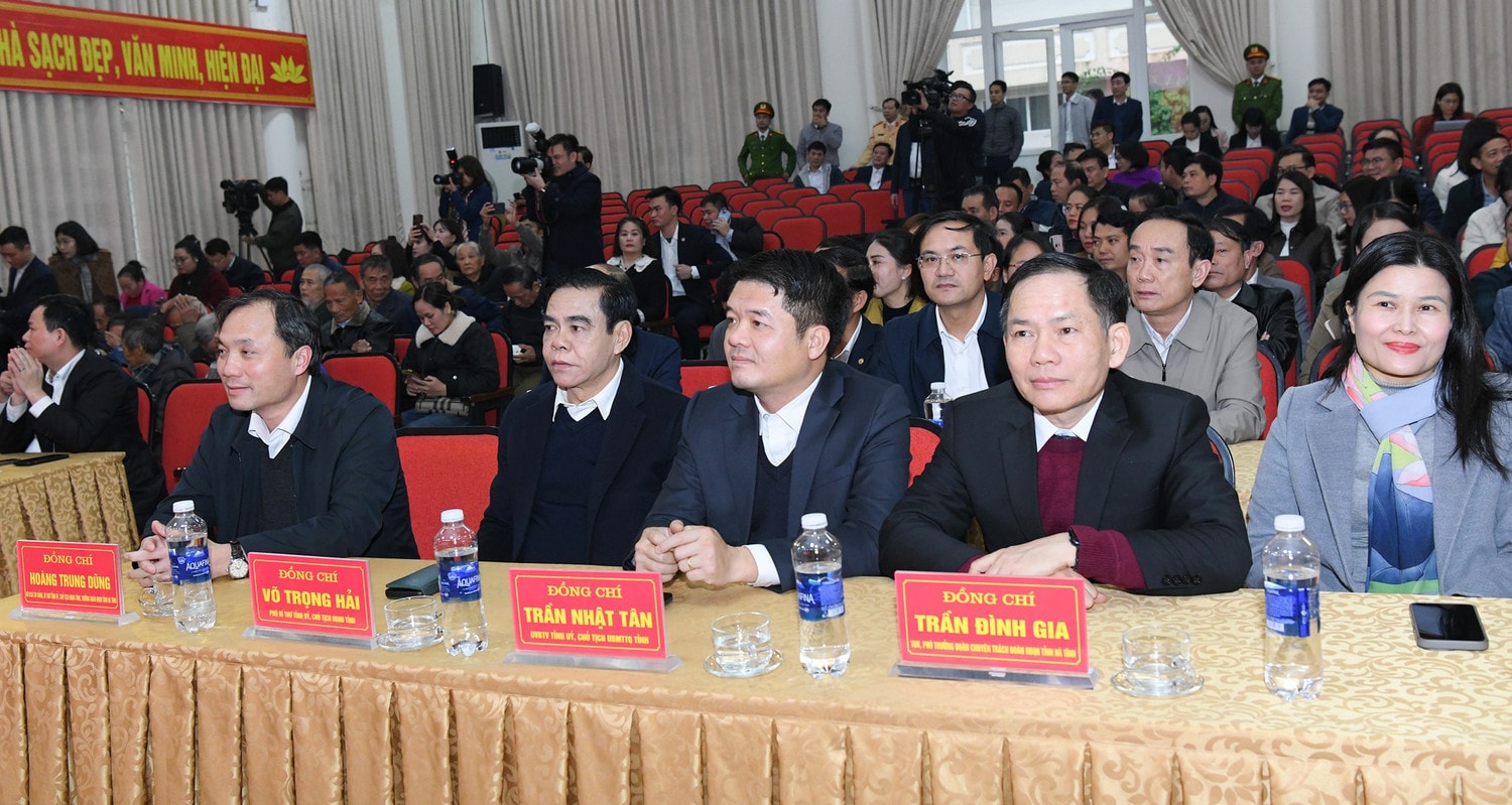 Các đại biểu dự cuộc trao quà. Ảnh: Lâm Hiển