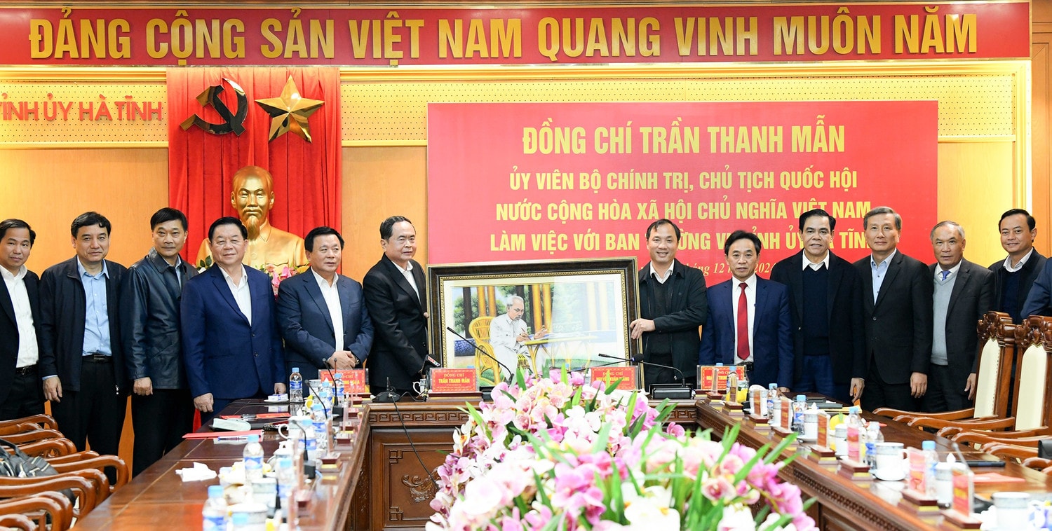 Chủ tịch Quốc hội Trần Thanh Mẫn tặng bức tranh Bác Hồ cho Tỉnh ủy Hà Tĩnh. Ảnh: Lâm Hiển