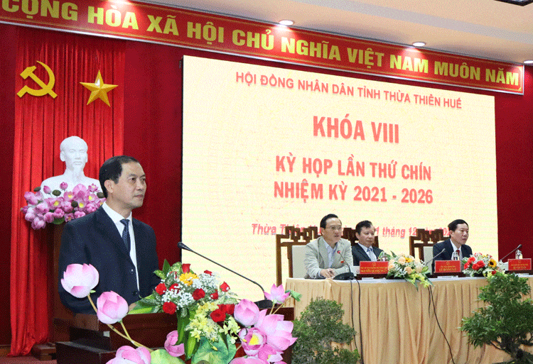 giam-doc-so-y-te-tran-kiem-hao-tra-loi-chat-van-tai-ky-hop.gif
