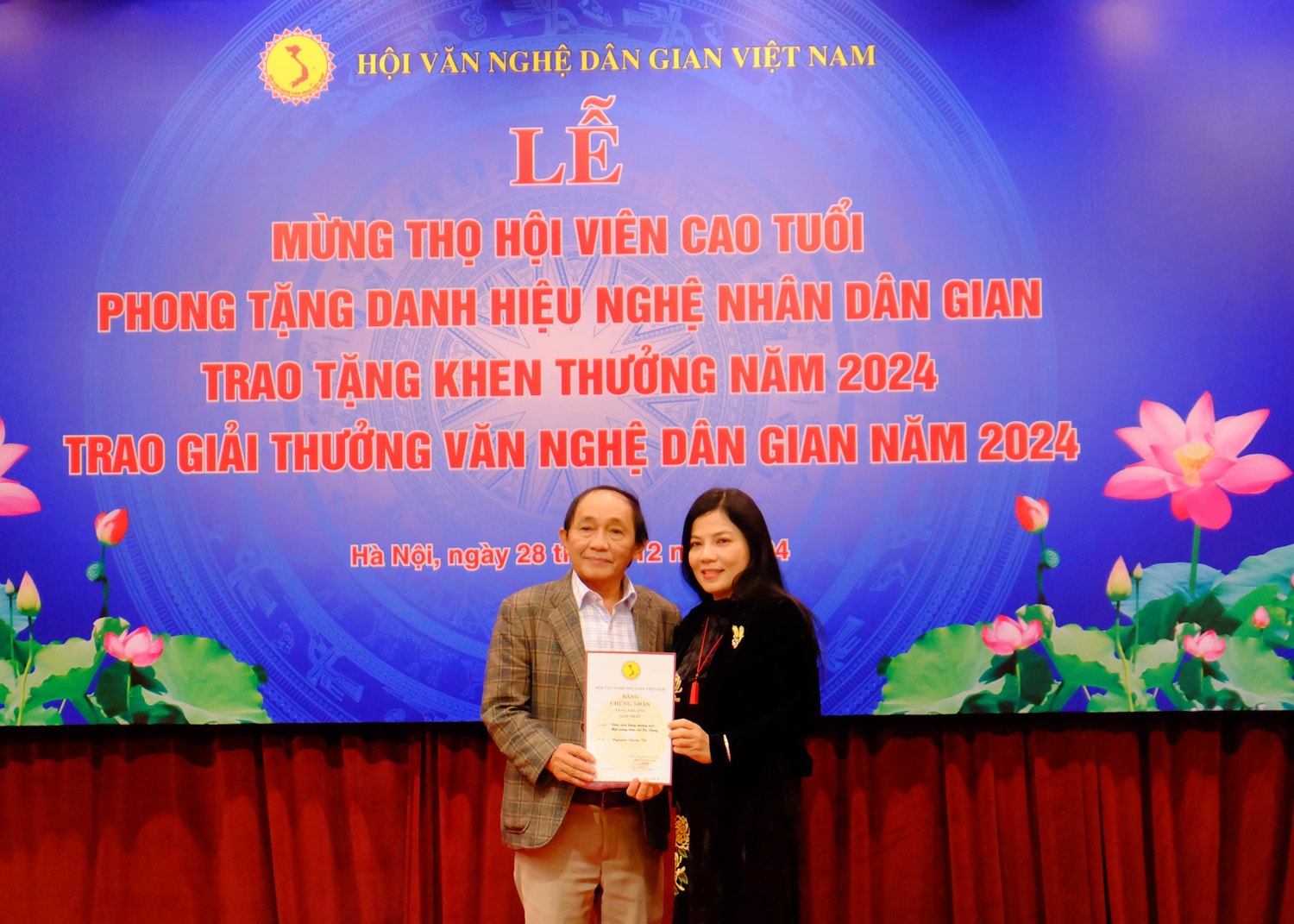 Vụ trưởng Vụ Văn hóa - Văn nghệ Trần Thị Phương Lan trao giải Nhất cho nhà nghiên cứu Nguyễn Đăng Vũ