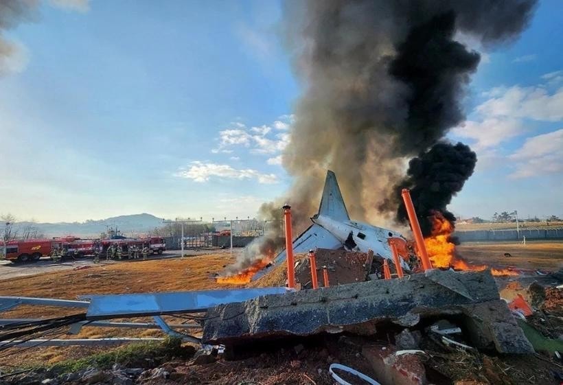 Hiện trường vụ tai nạn máy bay tại Muan, tỉnh Nam Jeolla (Hàn Quốc), ngày 29.12.2024. Ảnh: Yonhap/TTXVN