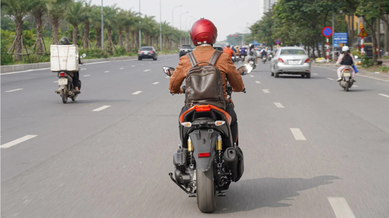 xe-moi-mua-chua-co-bien-so-di-tren-duong-co-bi-phat-0908140425.png