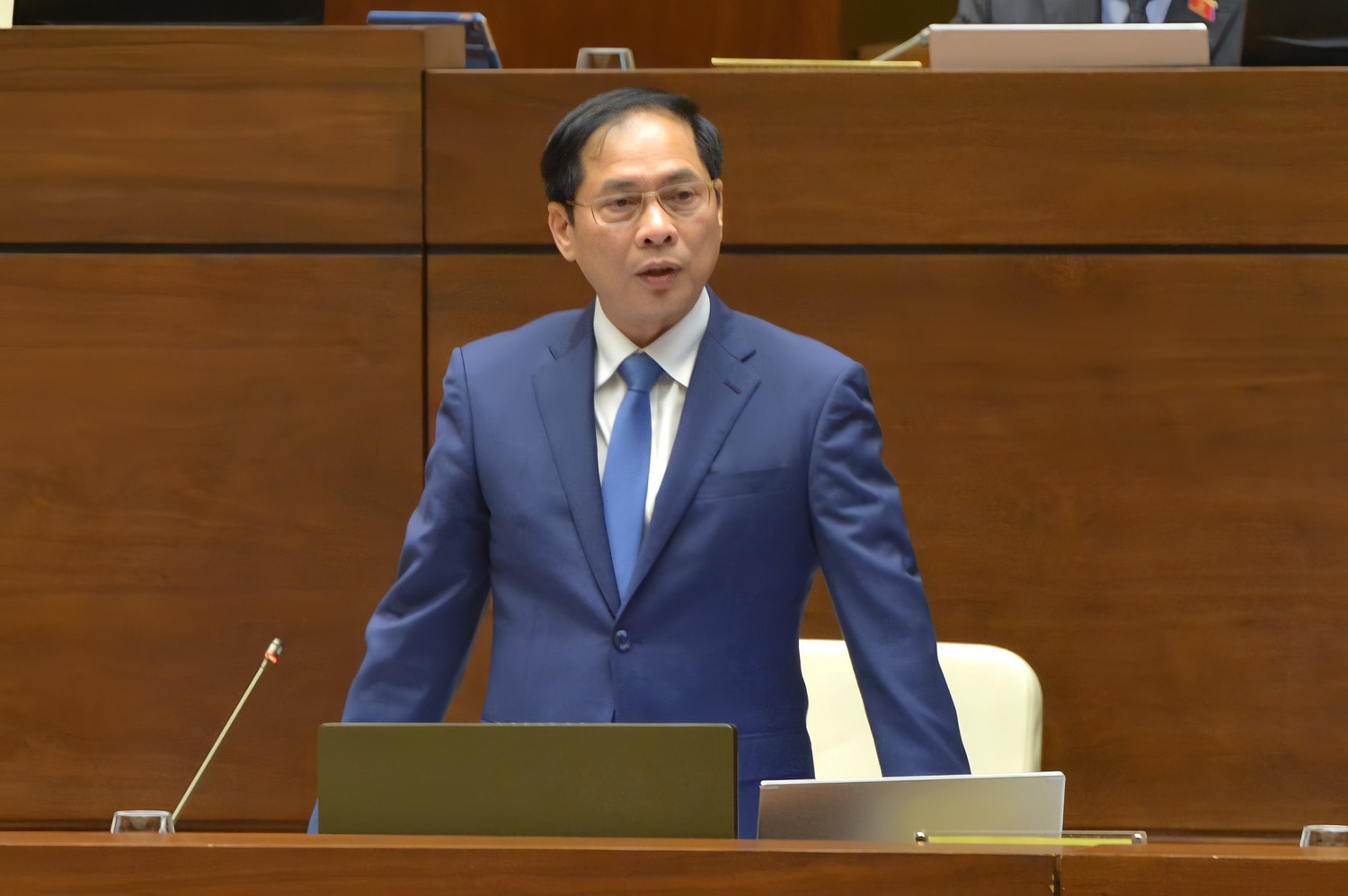 Bộ trưởng Bộ Ngoại giao Bùi Thanh Sơn trả lời các chất vấn của đại biểu tại phiên chất vấn với lĩnh vực tài chính và ngoại giao, phiên họp thứ 31, ngày 18.3. Ảnh: Hồ Long