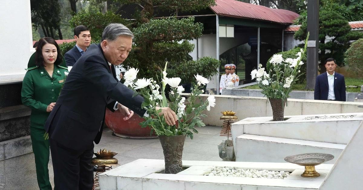 Party General Secretary To Lam offered flowers and incense at the national special historical relic site of Dong Loc T-junction. Photo: VNA img-5651.jpg