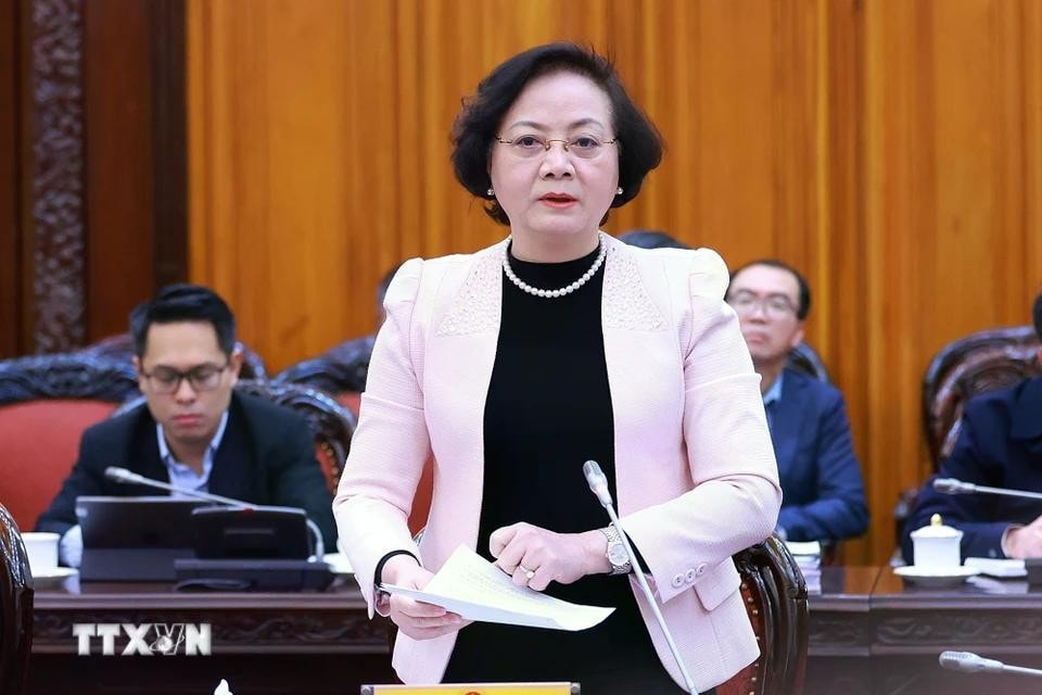 Bộ trưởng Bộ Nội vụ Phạm Thị Thanh Trà báo cáo tiến độ thực hiện sắp xếp, tinh gọn bộ máy của Chính phủ. Ảnh: Dương Giang/TTXVN