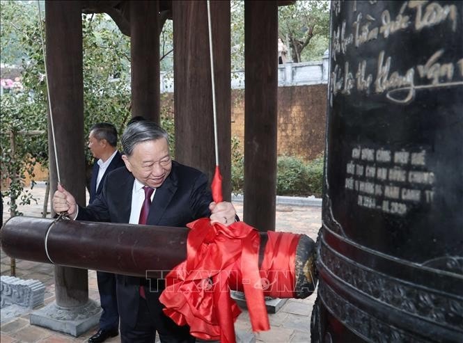 Tổng Bí thư Tô Lâm thỉnh chuông tại Đền Chung Sơn - Đền thờ gia tiên Chủ tịch Hồ Chí Minh ở Nghệ An. Ảnh: Thống Nhất/TTXVN