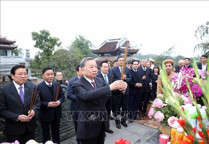 Tổng Bí thư Tô Lâm và đoàn công tác dâng hoa, dâng hương tại Đền Chung Sơn - Đền thờ gia tiên Chủ tịch Hồ Chí Minh. Ảnh: Thống Nhất/TTXVN