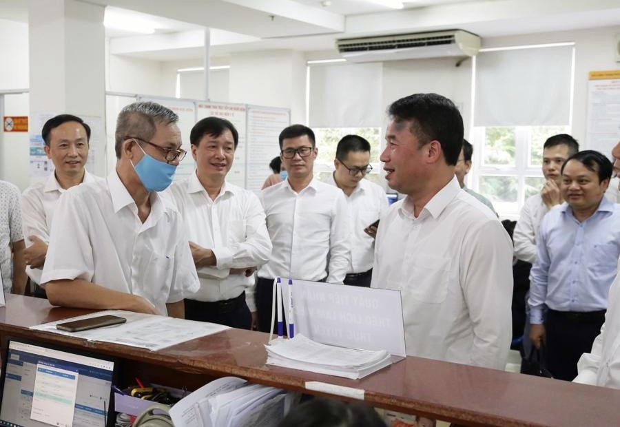 tong-giam-doc-nguyen-the-manh-trao-doi-voi-nguoi-dan-den-lam-thu-tuc-tai-bao-hiem-xa-hoi-tphcm.jpg