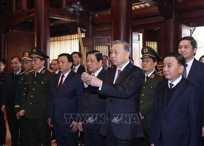 Tổng Bí thư Tô Lâm và đoàn công tác Trung ương dâng hương tưởng niệm Tổng Bí thư Lê Hồng Phong. Ảnh: Thống Nhất/TTXVN