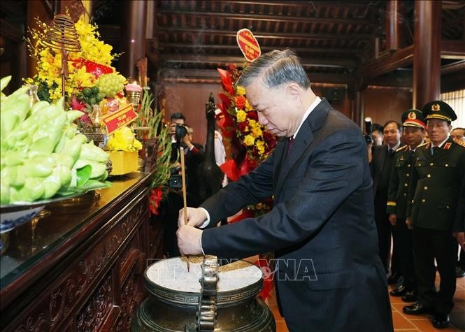 Tổng Bí thư Tô Lâm dâng hương tưởng niệm Tổng Bí thư Lê Hồng Phong. Ảnh: Thống Nhất/TTXVN