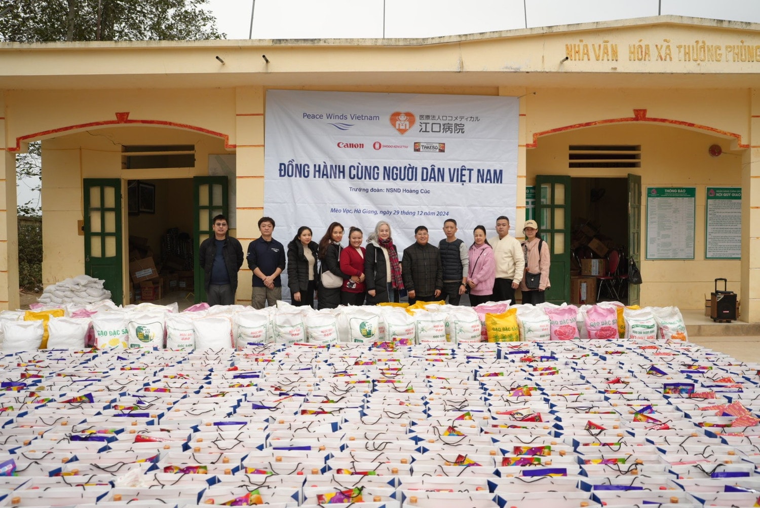 Những phần quà được các thành viên đoàn chuẩn bị chu đáo, trân trọng