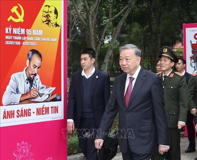 Tổng Bí thư Tô Lâm và đoàn công tác Trung ương đến dâng hoa, dâng hương tưởng niệm Chủ tịch Hồ Chí Minh tại Khu di tích Quốc gia đặc biệt Kim Liên. Ảnh: Thống Nhất/TTXVN