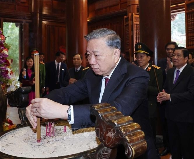 Tổng Bí thư Tô Lâm dâng hương tưởng niệm Chủ tịch Hồ Chí Minh tại Khu di tích Quốc gia đặc biệt Kim Liên. Ảnh: Thống Nhất/TTXVN
