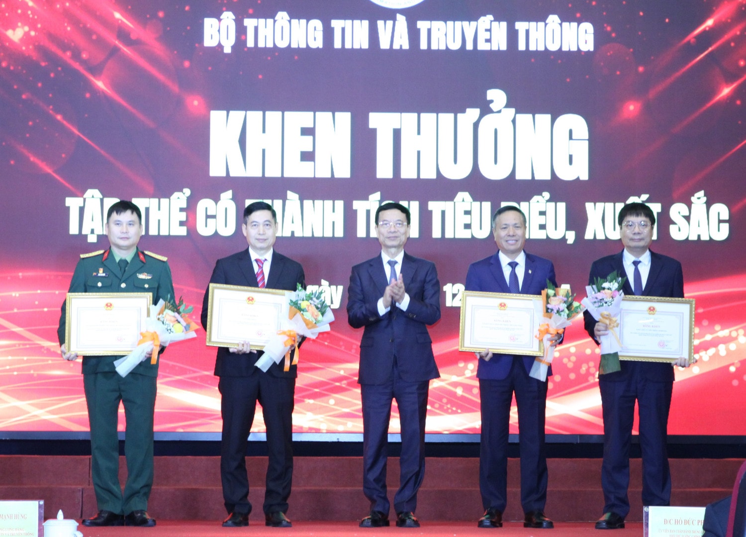 Bộ trưởng Bộ Thông tin và Truyền thông Nguyễn Mạnh Hùng trao bằng khen cho các cá nhân, tập thể có thành tích tiêu biểu, xuất sắc trong ngành thông tin và truyền thông