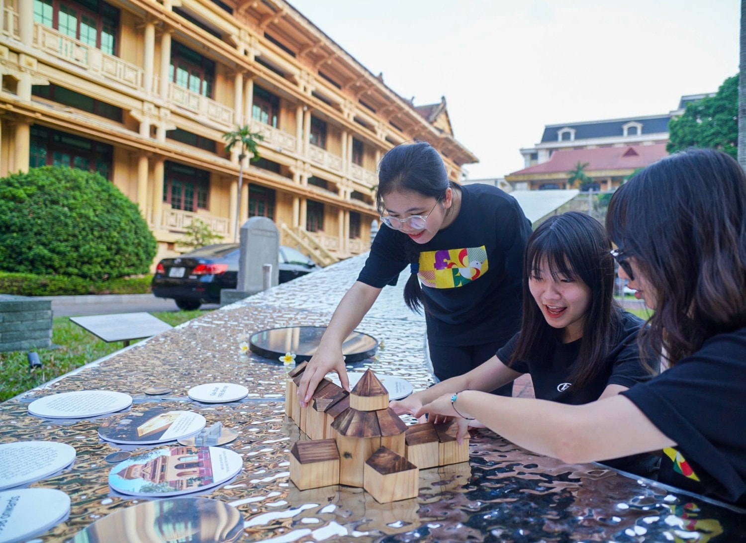 Các bạn trẻ tương tác với tác phẩm tại Bảo tàng Lịch sử Quốc gia trong Lễ hội Thiết kế sáng tạo Hà Nội 2024