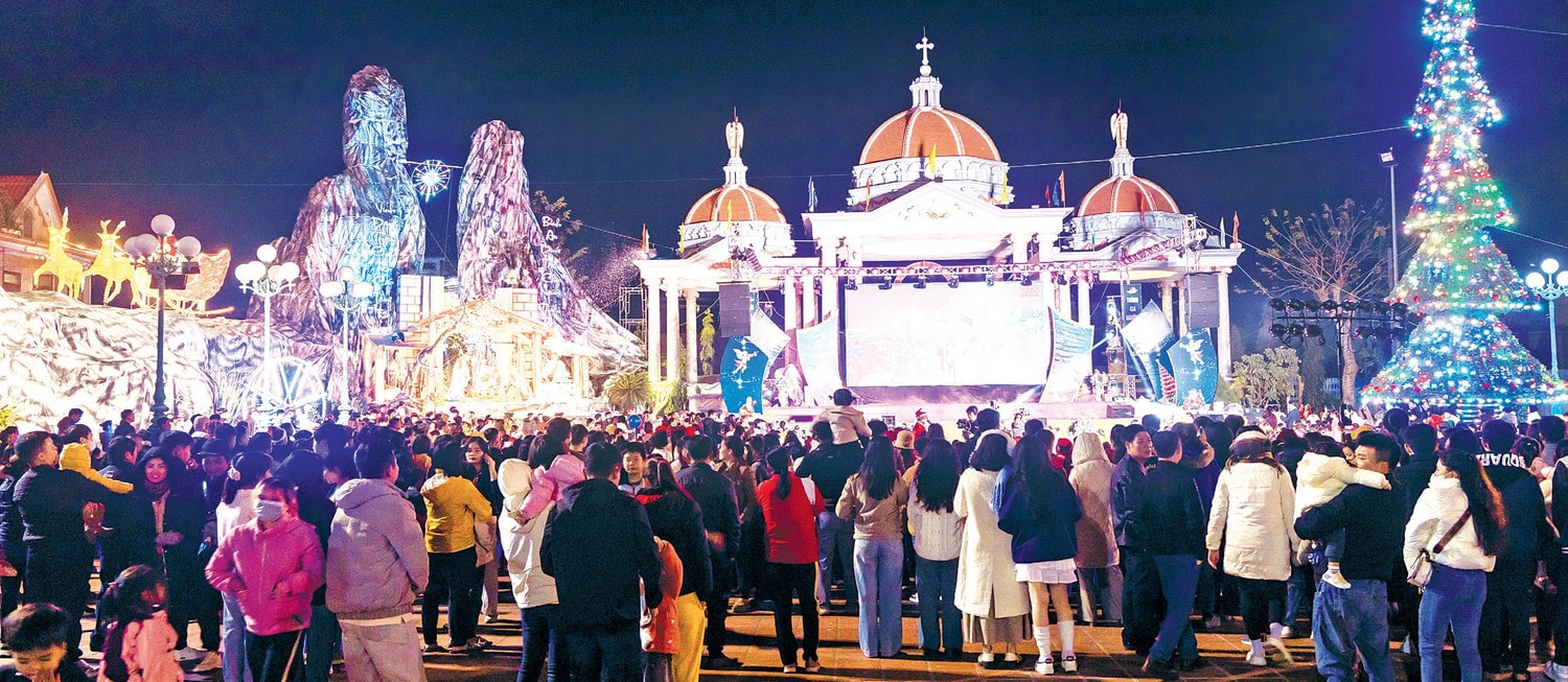 Giáo dân trong mùa Noel an lành. Ảnh: Tùng Đỗ