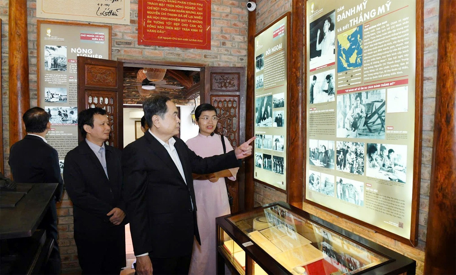 Chủ tịch Quốc hội Trần Thanh Mẫn tham quan Bảo tàng Đại tướng Nguyễn Chí Thanh. Ảnh: Lâm Hiển